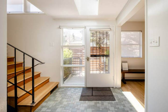 Building Photo - 2102 Mariposa Ave