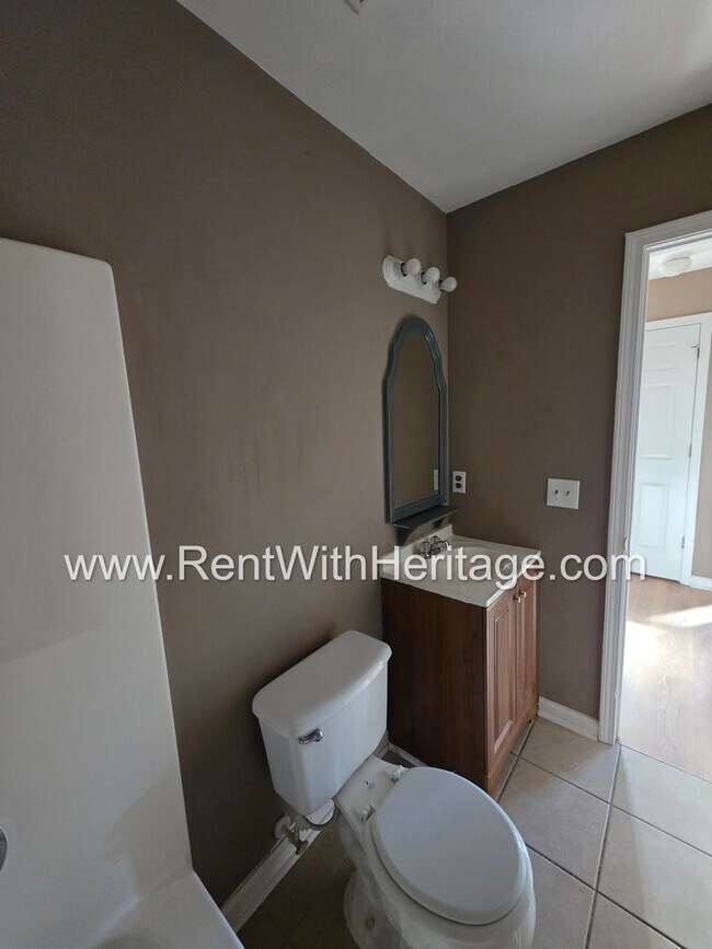 Building Photo - Awesome 3 bd/ 2 bath home / Ranch Home / No Steps / Upgrades Galore / Great Location