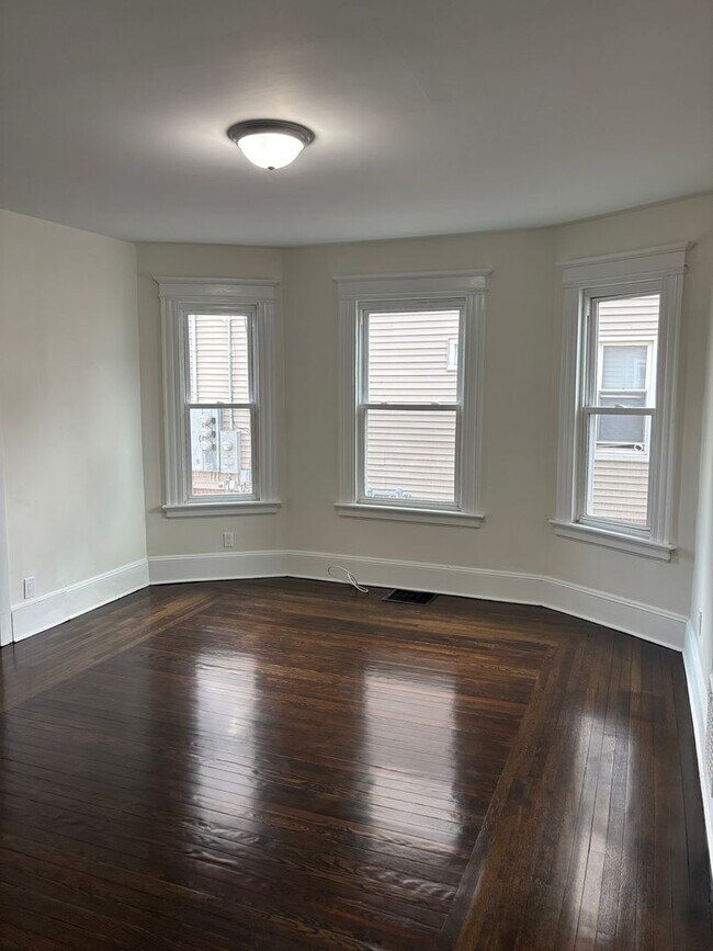 Building Photo - 38 Roberts St