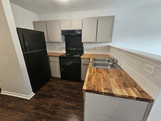 Building Photo - 117 Hunt Club Ct