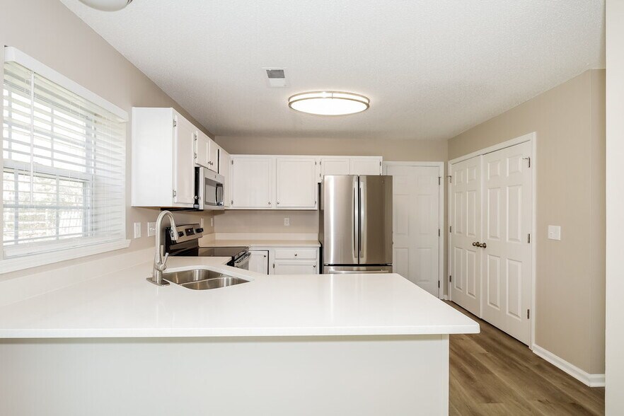 Building Photo - 6104 Brick Landing Dr