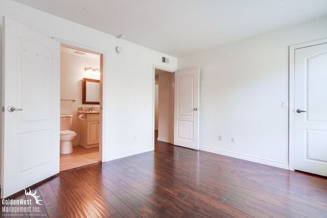 Building Photo - Renovated 2Bdm 2Ba Condo in Prime Carmel M...
