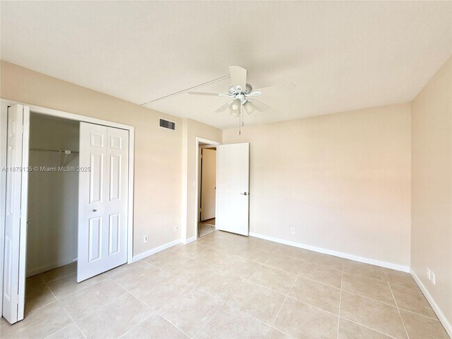 Building Photo - 227 Lakeview Dr