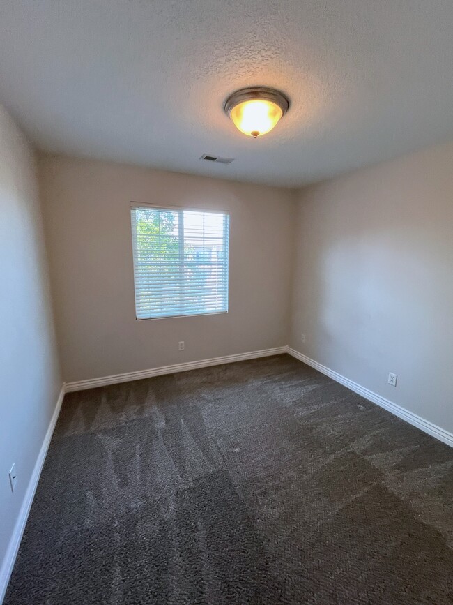 Building Photo - Gorgeous Top Floor Condo!