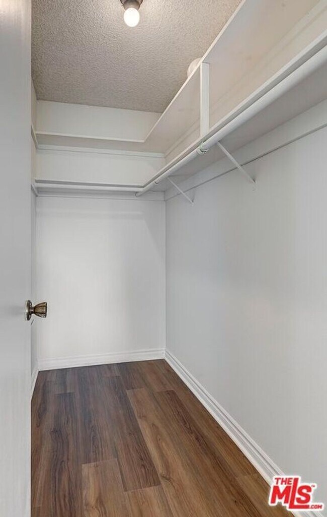 Building Photo - Beautiful 1 bed 3rd floor (top) condo in lakeside community in Culver City