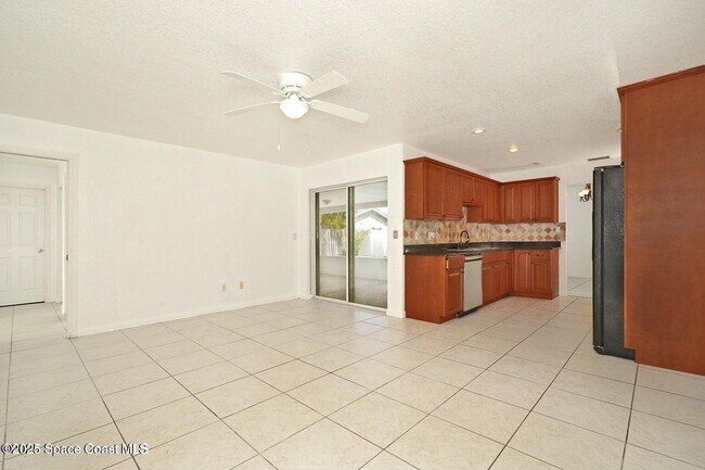 Building Photo - 765 Palm Dr