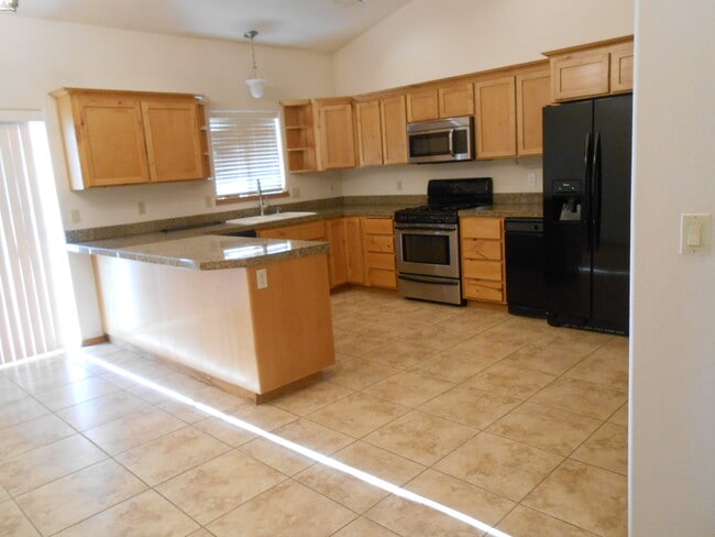 Building Photo - 1021 SW Crosscut Ct