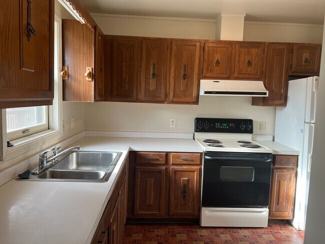 Building Photo - Welcome home!  Sought after Lake of the Woods!