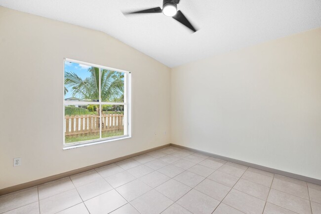 Building Photo - Waterfront 4 bedroom 2.5 bathroom Single F...