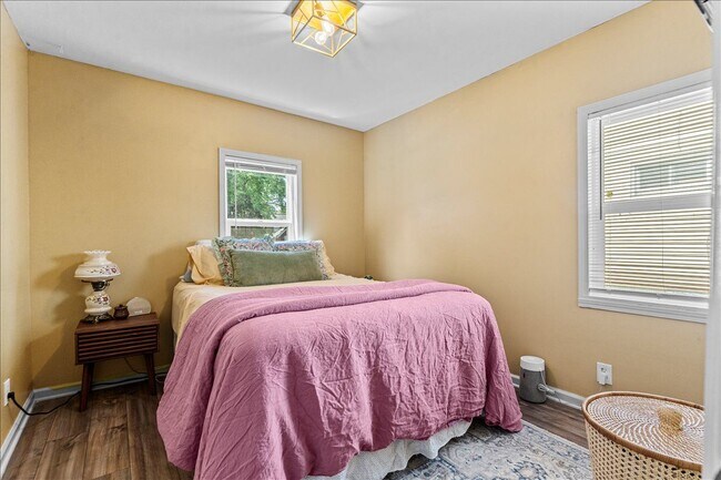 Building Photo - 136 W Mapledale Ave
