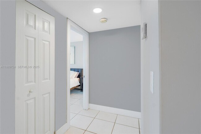 Building Photo - 200 Leslie Dr