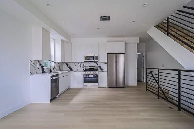 Building Photo - Modern 4 Bed / 3 Bath Townhome with Privat...