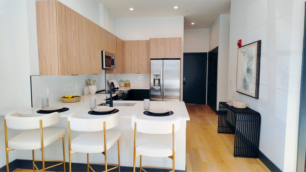 Building Photo - Lexington on Broadway