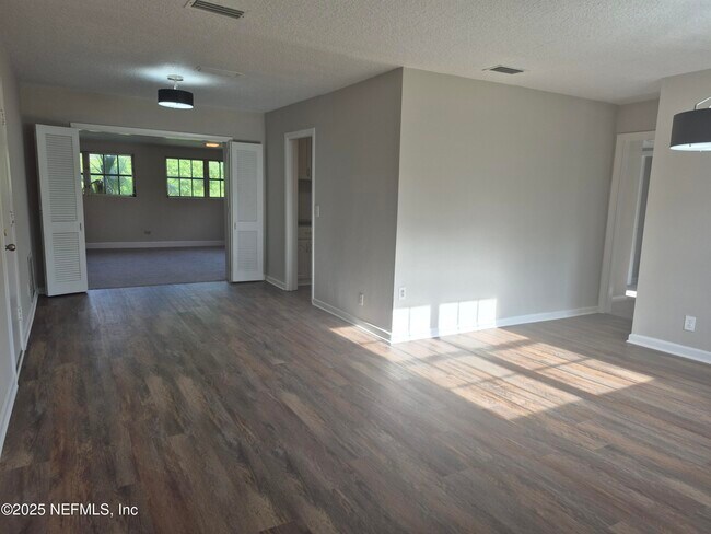 Building Photo - 2518 Hirsch Ave