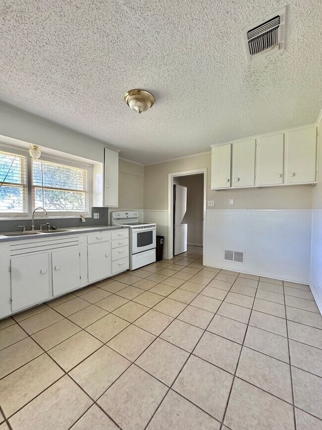Building Photo - COMING SEPTEMBER 2026 | Cute 3-Bedroom Home in College Hills!