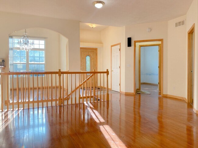 Building Photo - Stunning 5 bedrooms and 3 bathrooms in Wal...