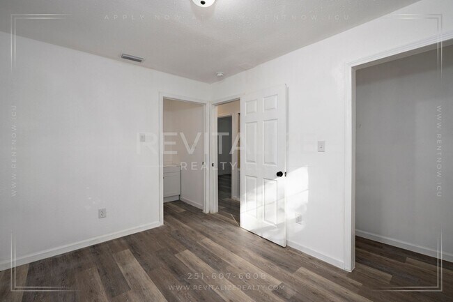 Building Photo - Fully Renovated 3/2 in West Mobile!