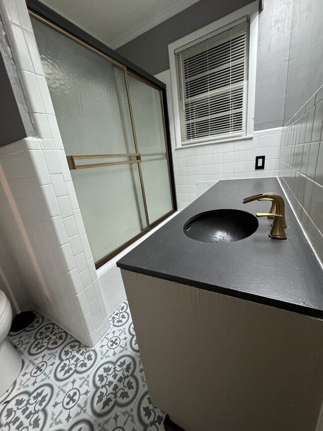 Building Photo - 688 Tate Ave