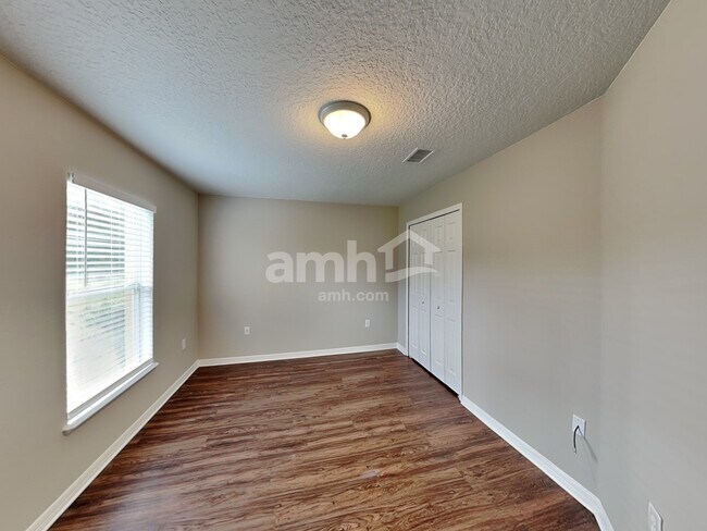 Building Photo - 49 Raintree Place