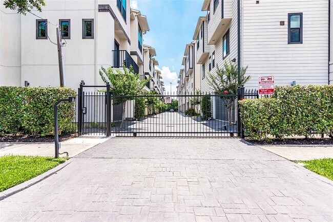 Building Photo - 2510 Chenevert St