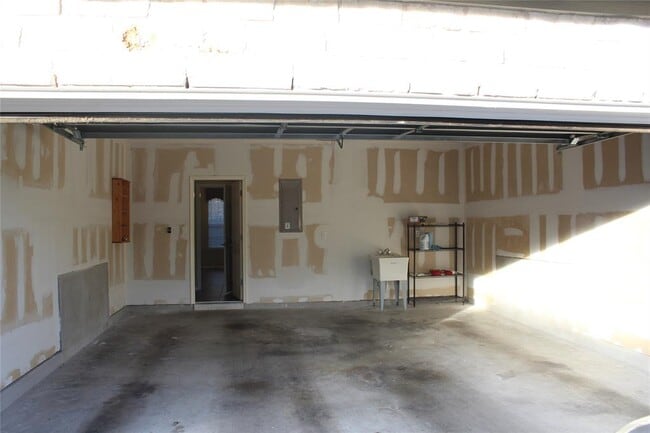 Building Photo - 2632 Century Park Blvd