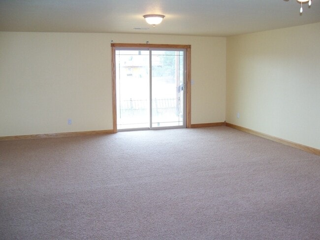 Building Photo - 6 BED | 3 BATH | TRIPLE GARAGE | RED ROCK ESTATES