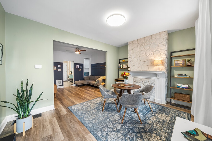 Building Photo - 1542 N Hollywood St