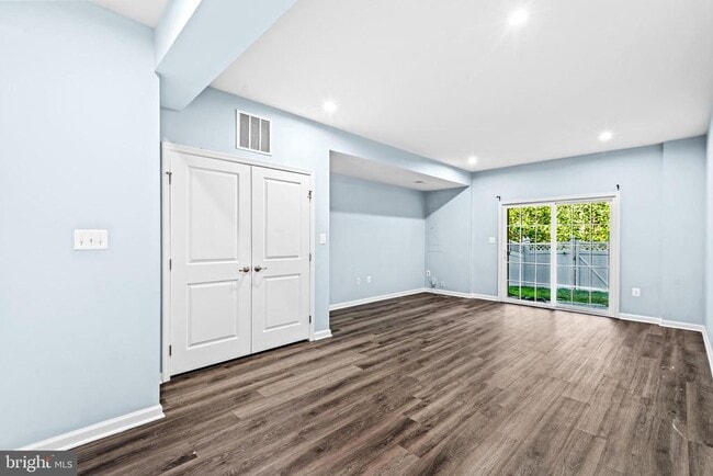 Building Photo - 720 River Crest Way