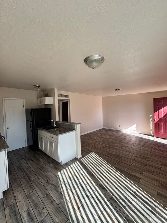 Building Photo - 3068 N Edith Blvd