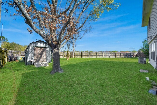 Building Photo - 403 Willow W Dr