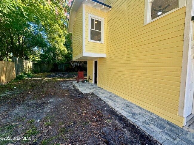Building Photo - 1213 Cherry St