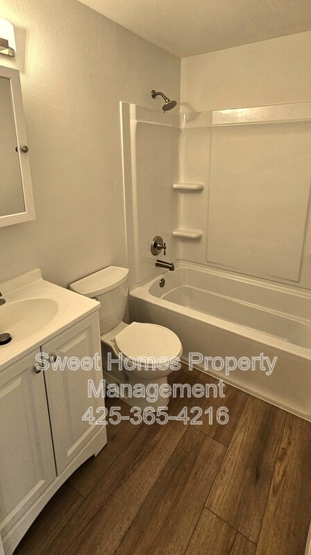 Building Photo - 12107 NE Bel Red Rd