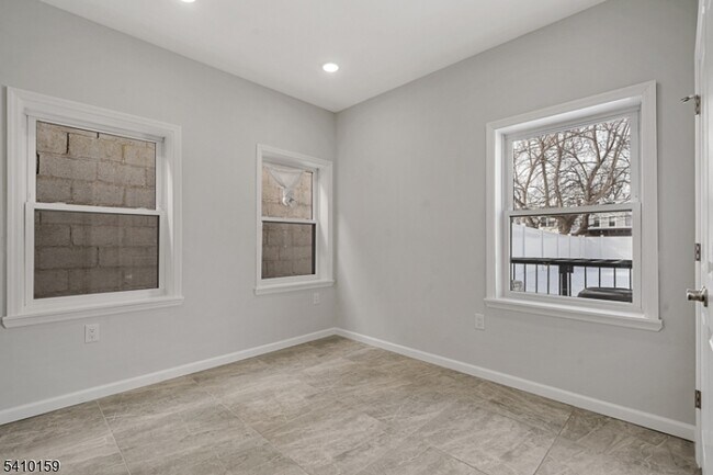 Building Photo - 67 Wainwright St