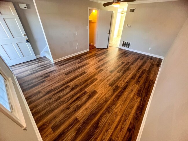 Building Photo - Charming Brick Townhome in Clemmons/Winston Salem w/ Community Pool!
