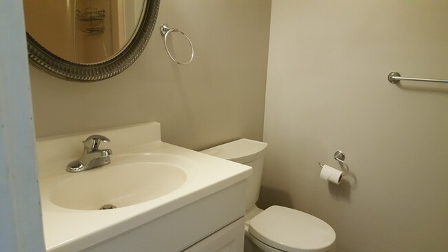 Building Photo - Spacious 3 Bedroom, 1 Bath Townhome in Hav...