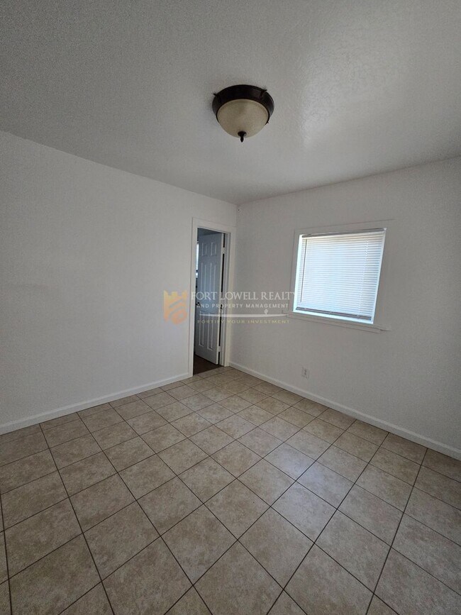 Building Photo - 6 E Hill Dr
