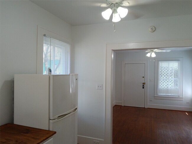 Building Photo - 2924 1/2 Bernardo De Galvez Ave