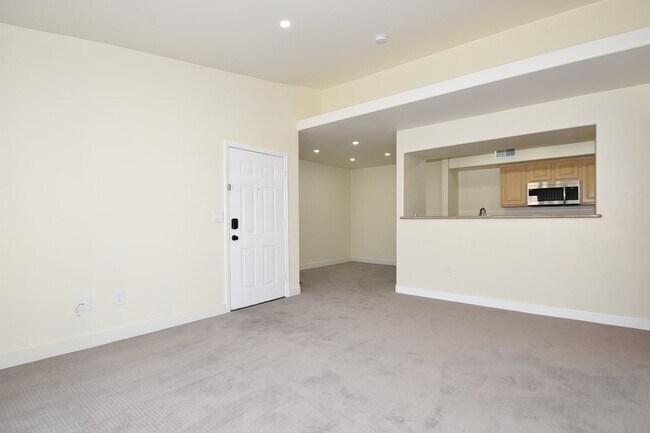 Building Photo - Charming 2nd Floor Unit In Gated Community!