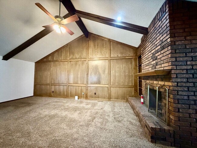 Building Photo - 4BD 2.5 Bath Pet Friendly