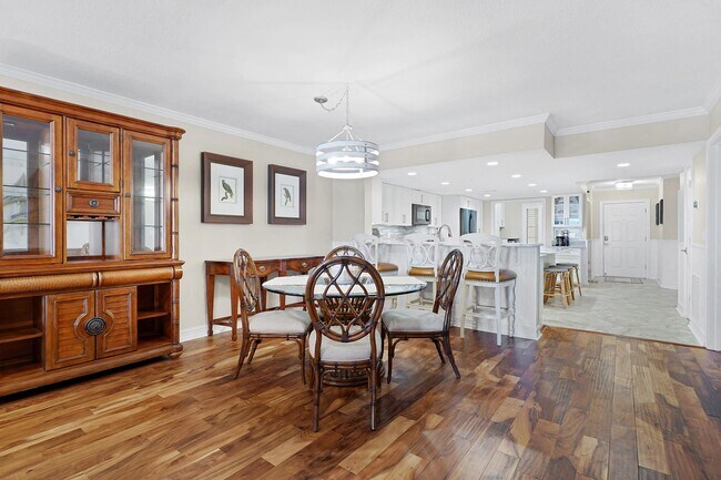 Building Photo - 33 Comares Ave