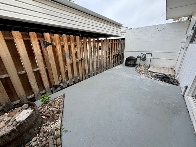 Building Photo - 718 27th Ave