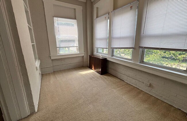 Interior Photo - Roseanne