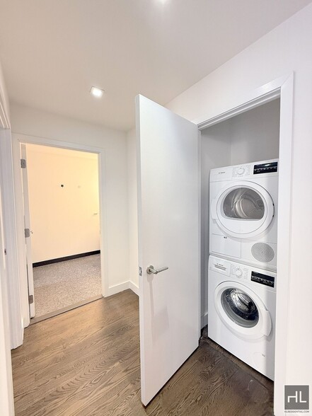 Building Photo - NO fee 1 bed 1 bath on the 22nd floor - Su...