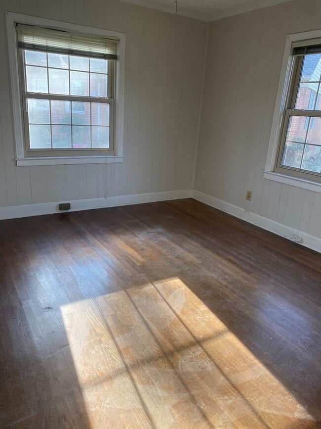 Building Photo - 2 BR convenient to Grimsley HS and Midtown
