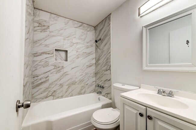 Building Photo - Charming 3-Bedroom Home in a Convenient St. Louis Location!