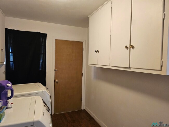Building Photo - 521 John Doe St