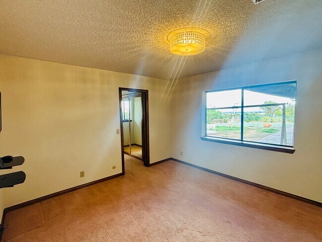 Building Photo - 527 Westlake Dr