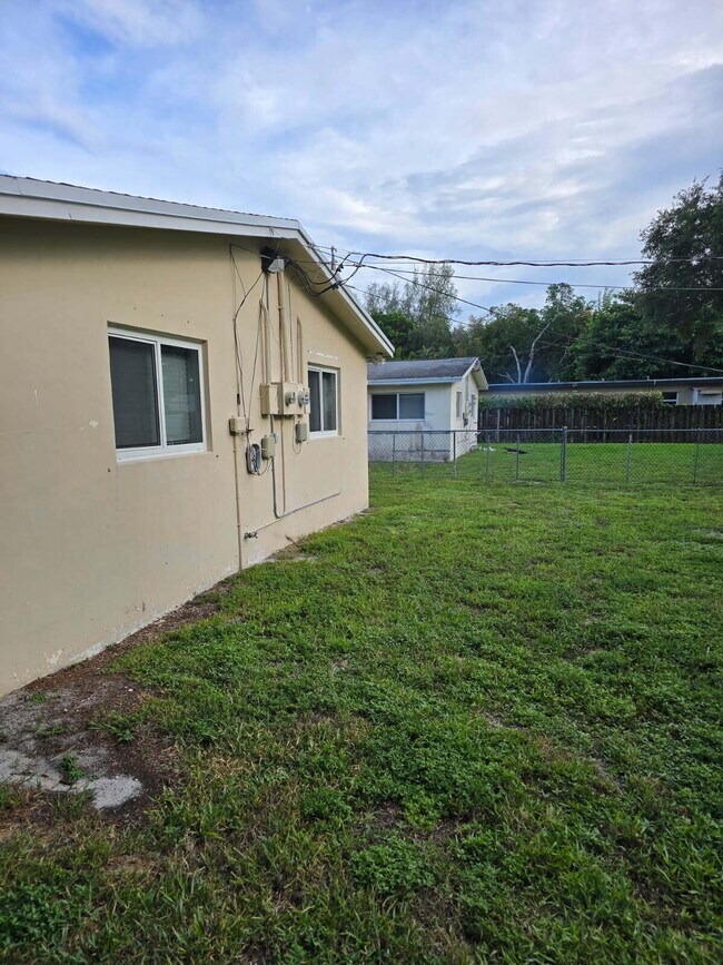 Building Photo - 4951 SW 28th Terrace