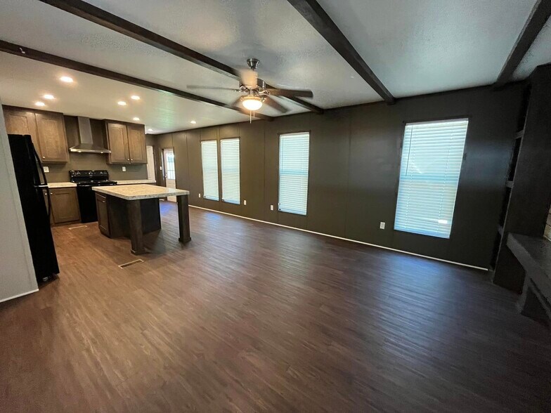 Building Photo - 106 E Semands St