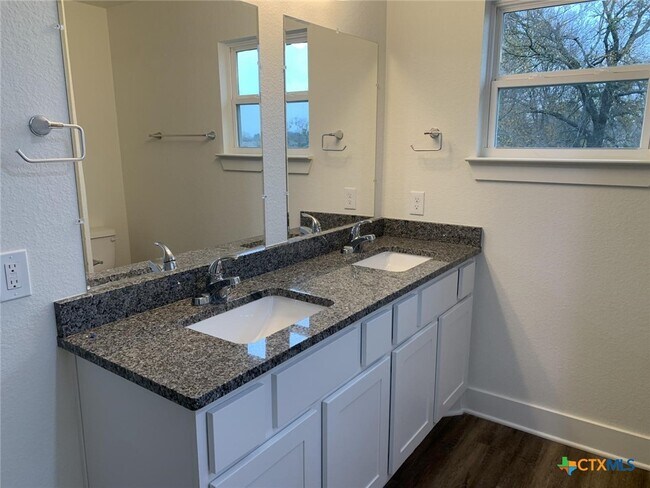 Building Photo - 1854 Royal Loop